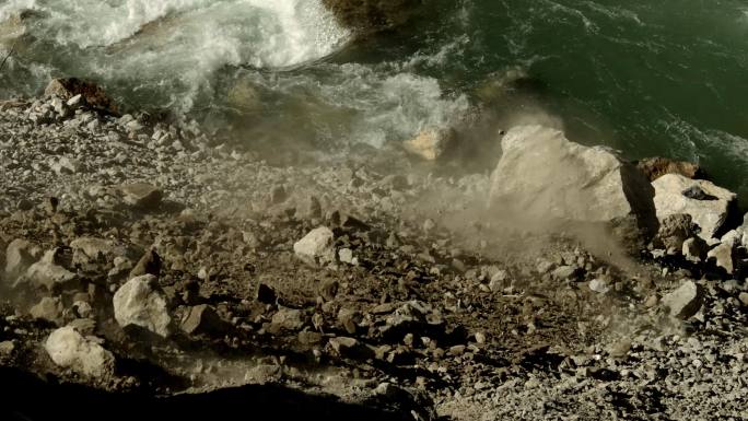 石块石头沿山体滚落到河水中地震滑坡泥石流地质灾害