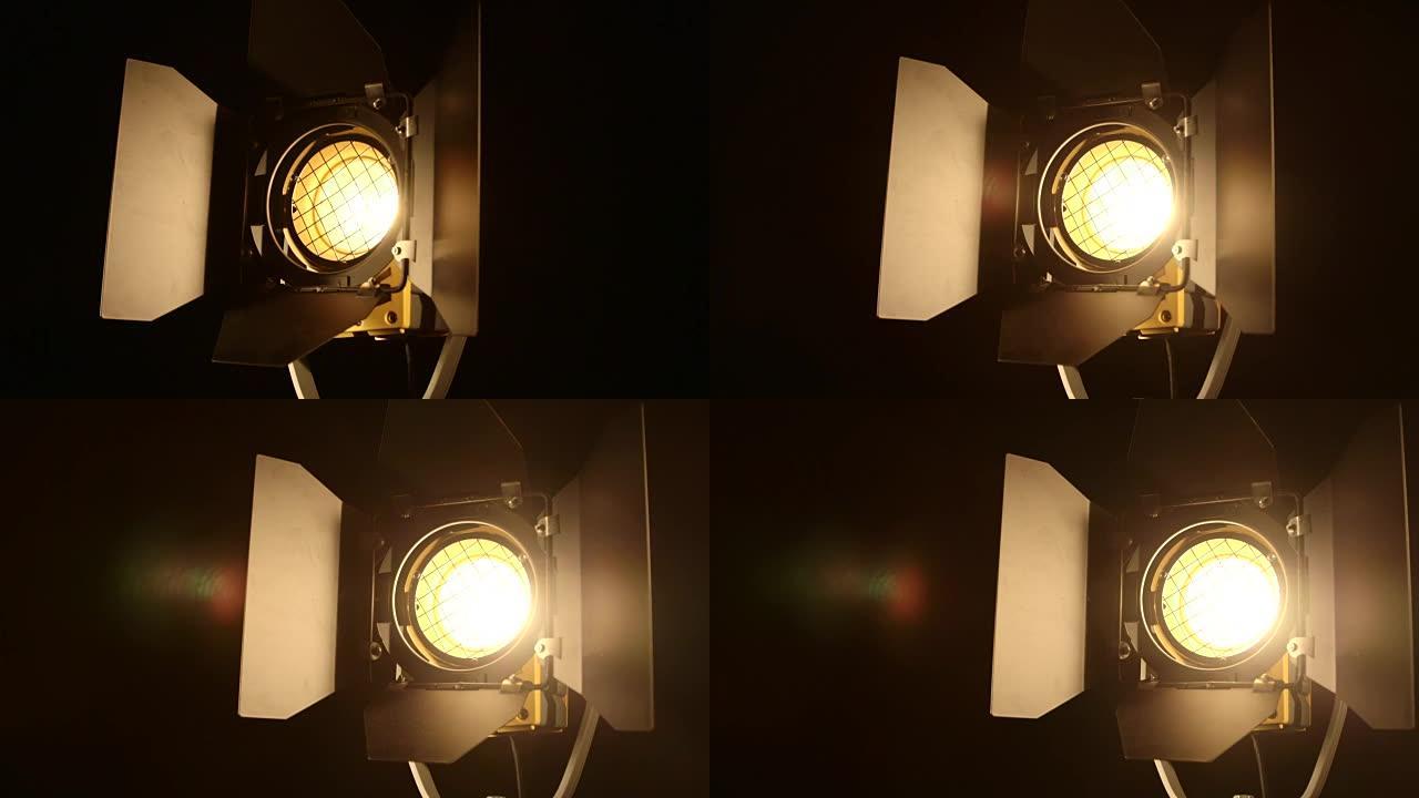 多莉: 视频工作室菲涅耳镜头在黑色背景上聚光灯