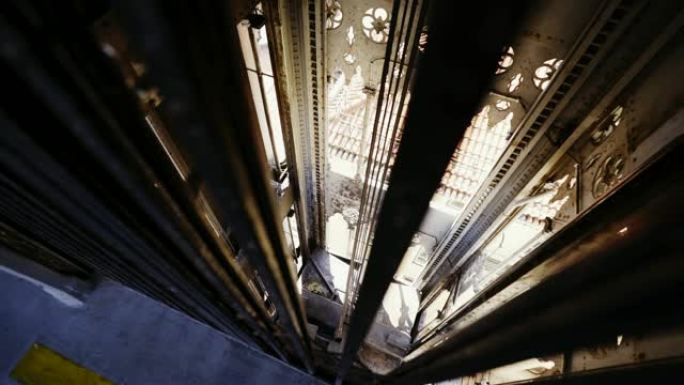 历史电梯井内部的视图