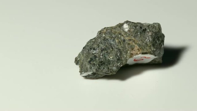 白色背景旋转的石榴石矿物样品