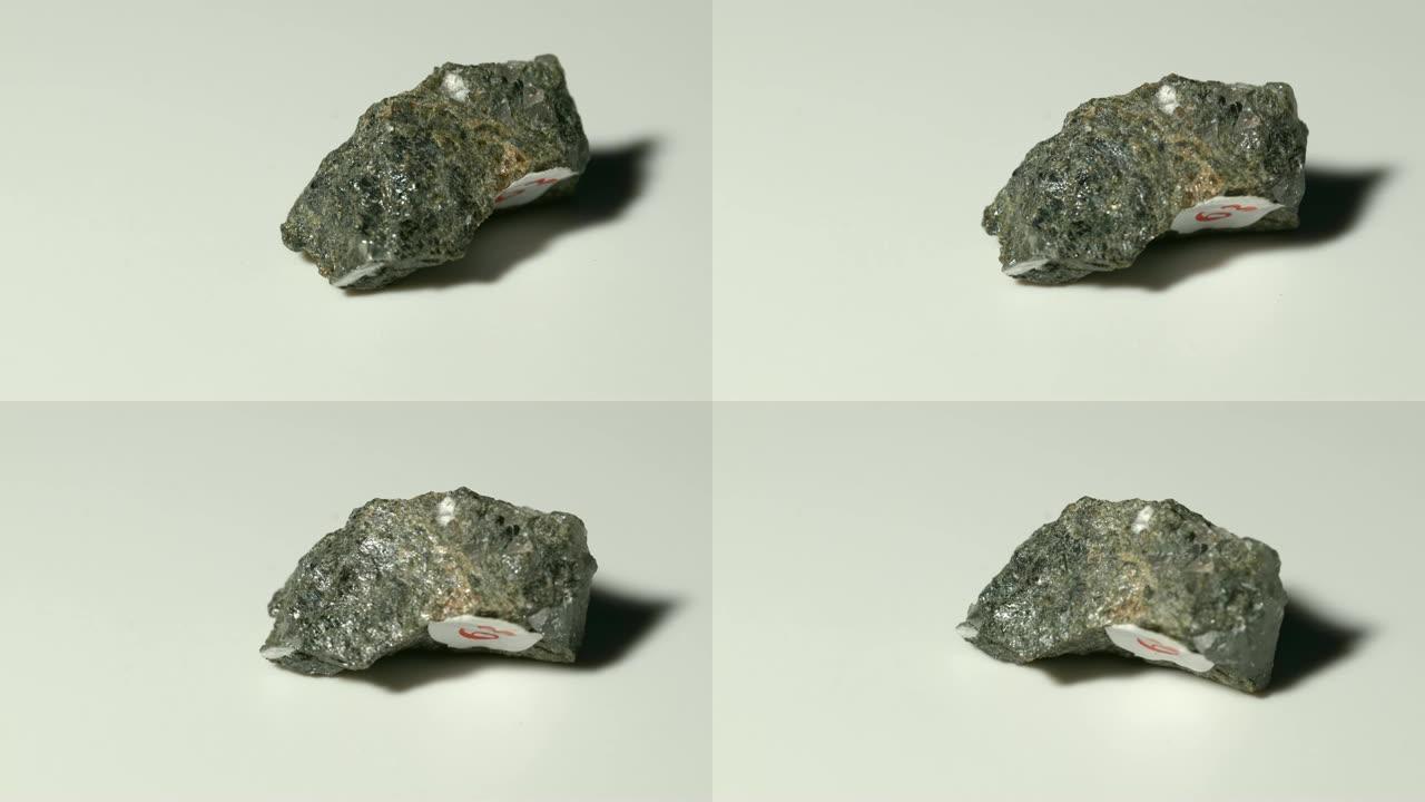 白色背景旋转的石榴石矿物样品