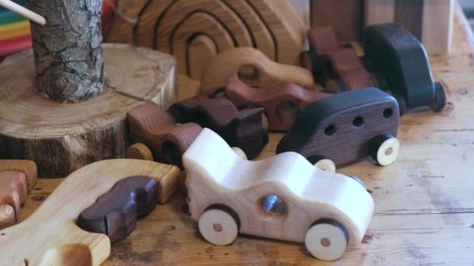 车间桌子上的木制玩具。
