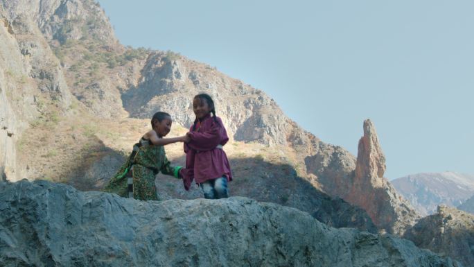 藏族儿童山上玩耍嬉戏