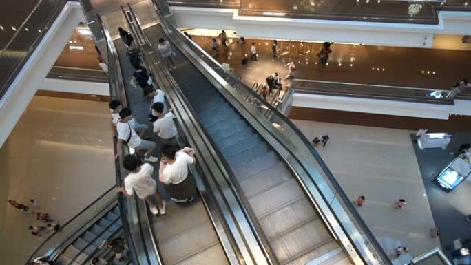 现代购物中心的自动扶梯延时。