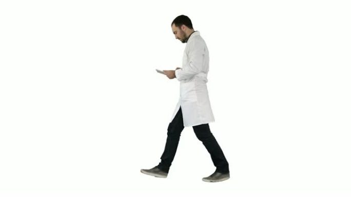 医疗保健医生使用平板电脑检查白色背景