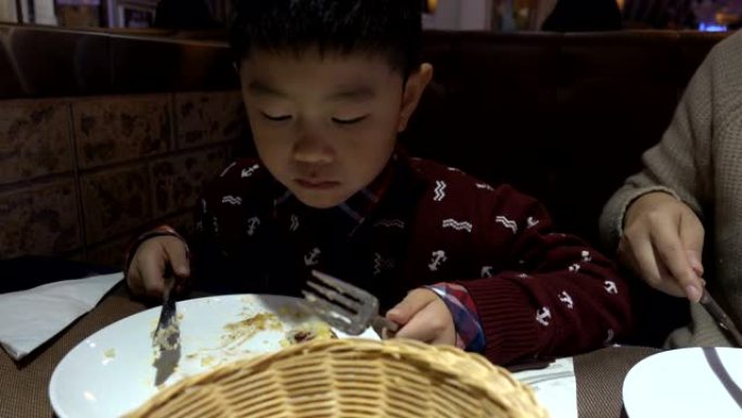 母子俩在西餐厅吃饭