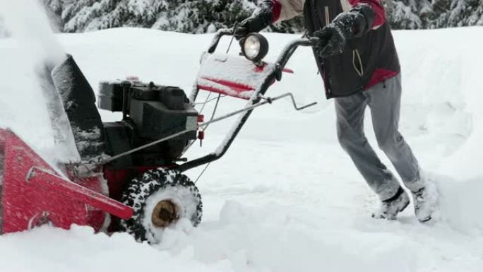 一名老人在暴风雪后使用吹雪机的4k视频