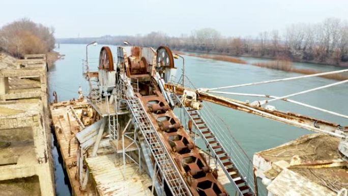 河上废弃的旧矿机