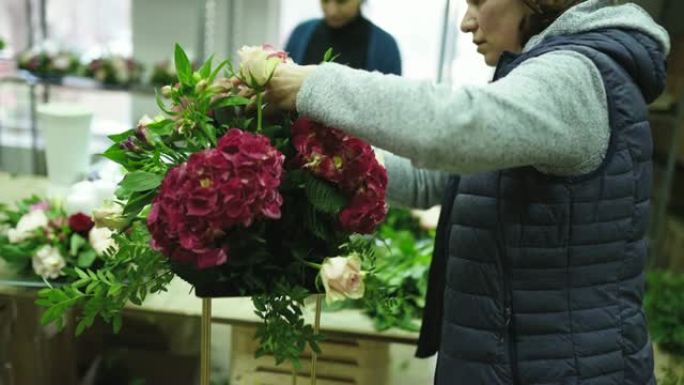 女士在车间布置花卉