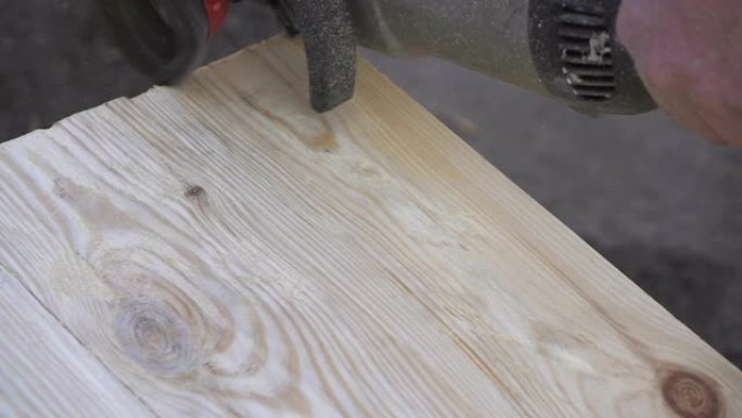 用研磨机打磨木片。木工。慢动作
