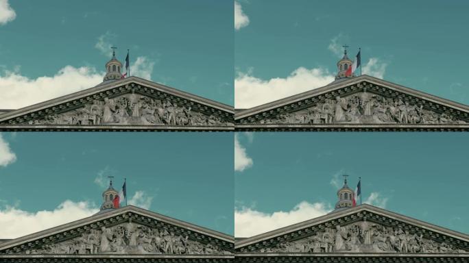在首都巴黎万神殿大楼的旗杆上挥舞着法国国旗。慢镜头，以天主教十字架、中世纪壁画、蓝天和白云为背景的一