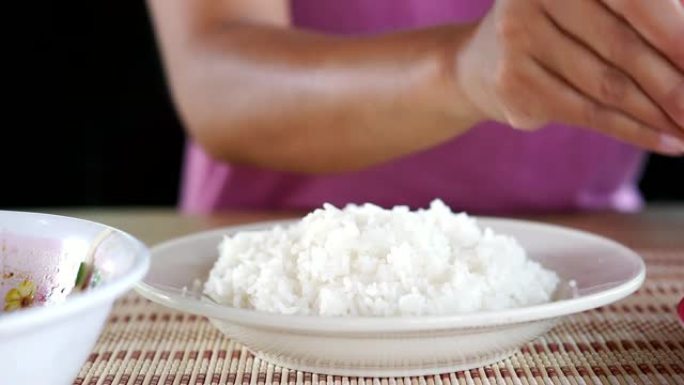 女人手吃米饭和食物