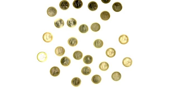 落下的 € 硬币创造了金色金字塔的形状 -- 停止运动动画