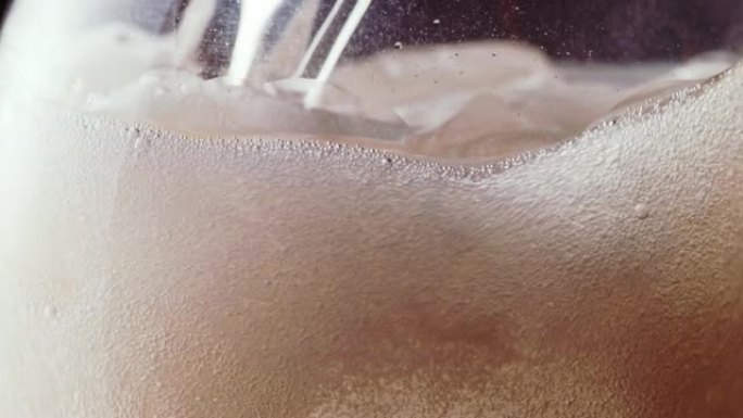 碳酸姜汁汽水倒入玻璃杯中