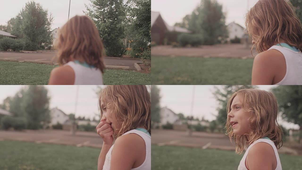 一个小女孩边走边从灌木丛中摘下蓝莓吃