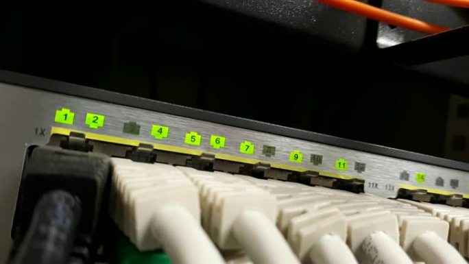 数据中心中的灯、电缆和网络交换机