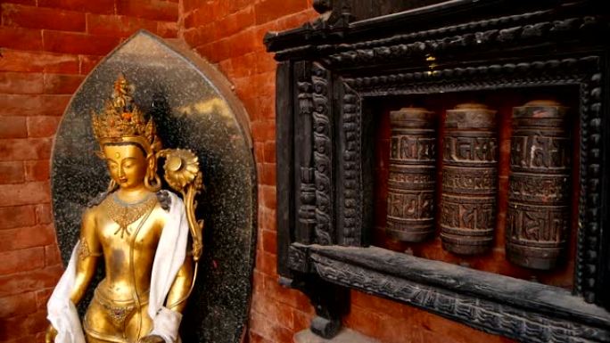 尼泊尔加德满都杜巴广场的寺庙院子里，一排古老的祈祷轮或鼓，上面有咒语“唵摩尼?帕德美”。西藏佛教。