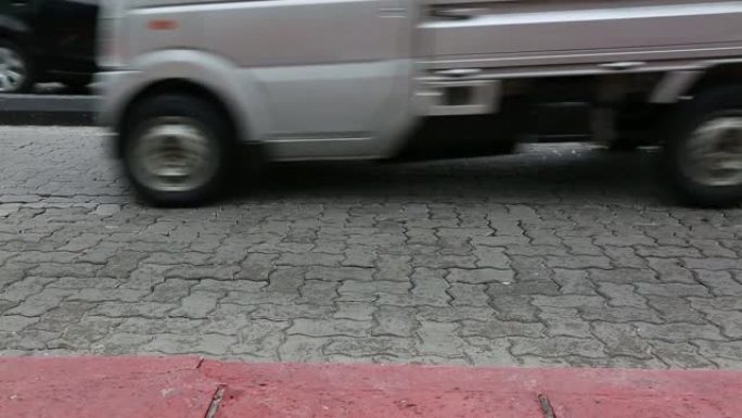 马尔代夫马累城市道路上交通繁忙。汽车，自行车，摩托车，人们在某个地方很着急。繁忙的城市生活。
