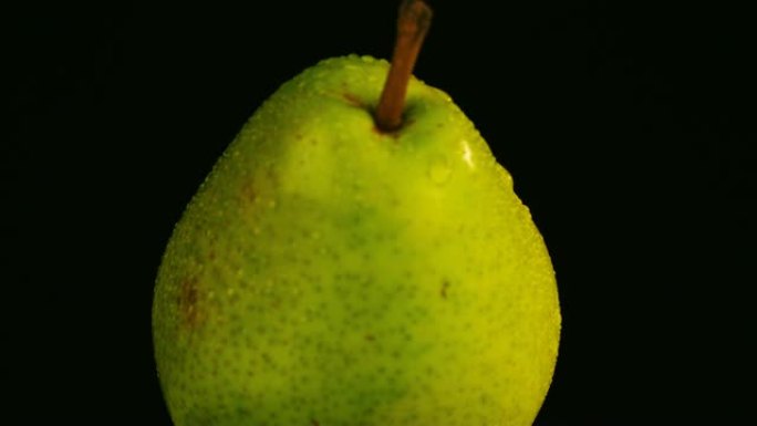 水滴成熟多汁梨的特写镜头。