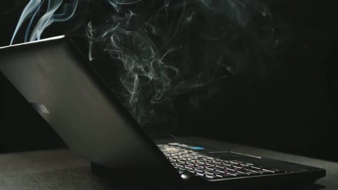 侧视图: 笔记本电脑正在冒烟-慢动作