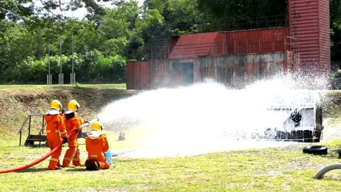 消防员使用泡沫化学物质扑灭车祸-慢动作