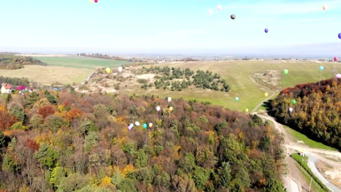 五颜六色的氦气球飞上天空。鸟瞰图。