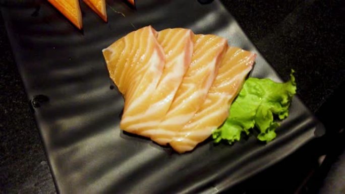 日本餐厅新鲜鲑鱼生鱼片的慢动作