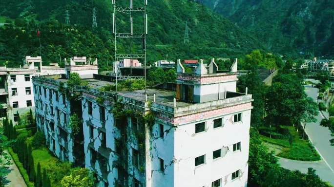 航拍汶川地震破旧的楼房