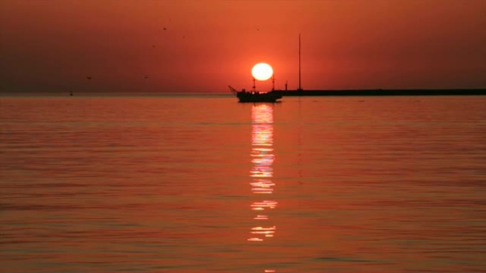 日落时浪漫的乘船旅行