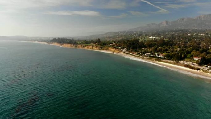 加利福尼亚州圣塔芭芭拉的空中镜头飞向大海，并以美丽的蓝色海水和海岸线扫描海岸