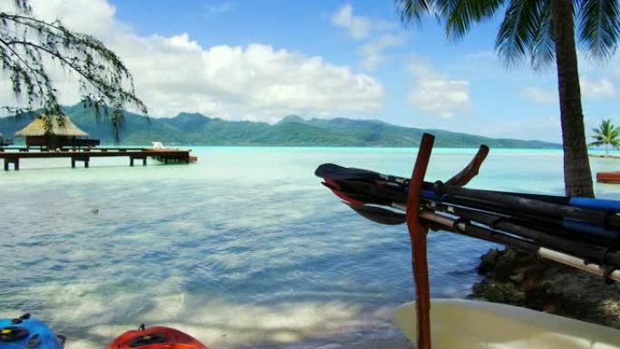 停泊在法属波利尼西亚海滩上的皮划艇