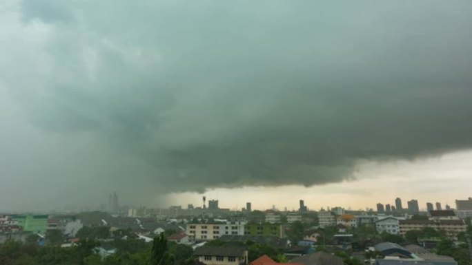 美丽的暴雨和灰云。