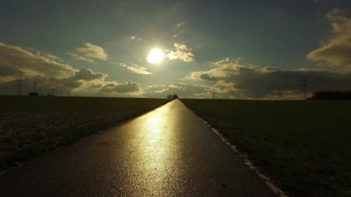 田野中的太阳和道路