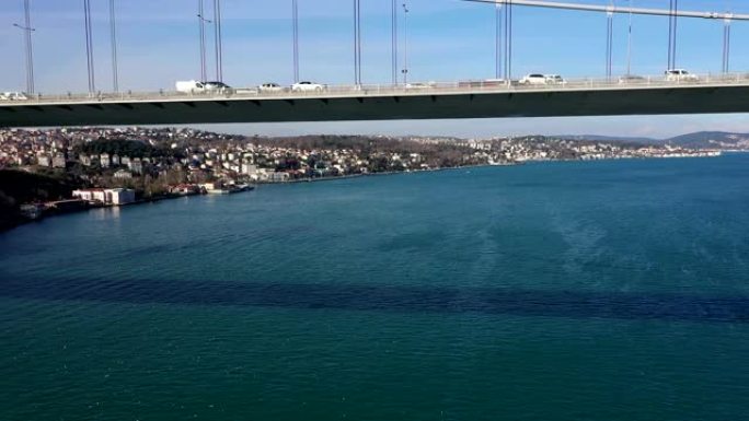 伊斯坦布尔博斯普鲁斯海峡从海上上升到桥梁的鸟瞰图