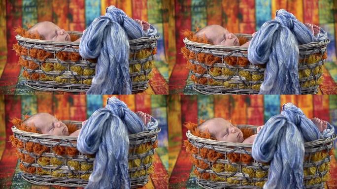 婴儿睡在蓝色蝴蝶结的篮子里