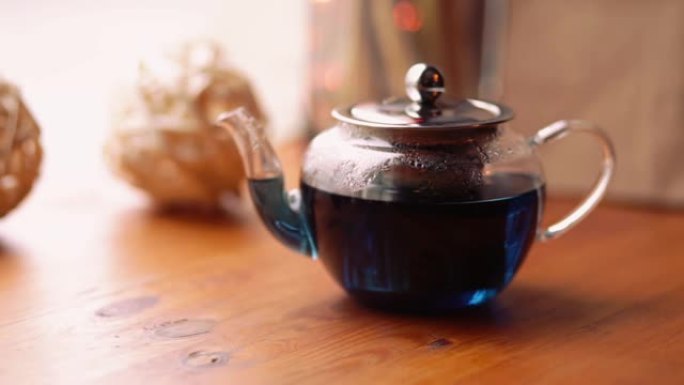 咖啡馆桌子上的花阴蒂上的蓝蝴蝶豌豆茶。一种花香，异国情调的蓝色泰国茶，有助于促进减肥。健康和排毒。