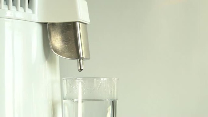 生产清洁水或酒精。表家用或化学实验室蒸馏器，用于生产纯水。清洗液的过程。酒精混血儿。水滴入玻璃中。特
