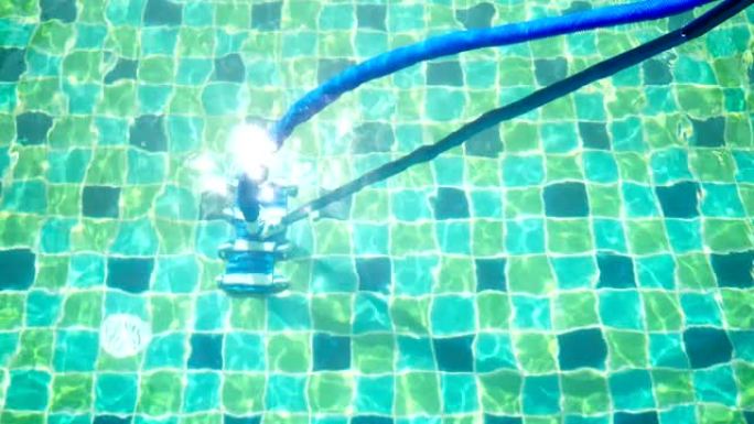 用光反射清洁水池中的瓷砖蓝色水