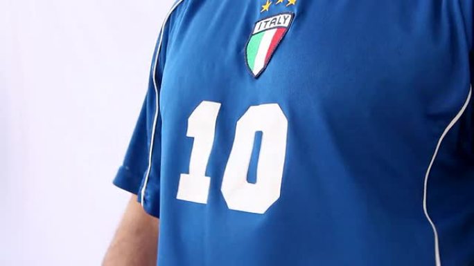 穿着意大利民族服装的运动员或足球运动员