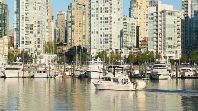 豪华游艇动力船在加拿大不列颠哥伦比亚省温哥华的福溪划船，城市天际线
