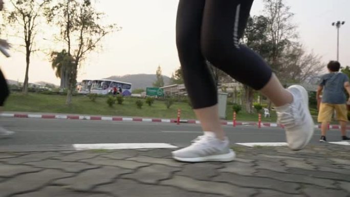 低路段的妇女在道路上奔跑