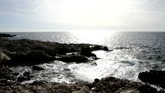 在阳光明媚的冬日里，戴尔帽的海岸
