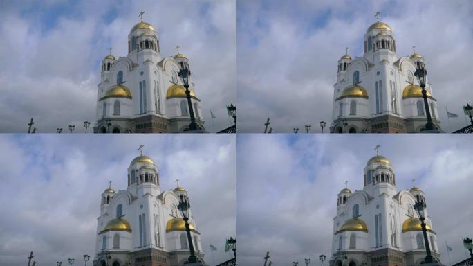 俄罗斯叶卡捷琳堡的血之教堂与移动的云背景