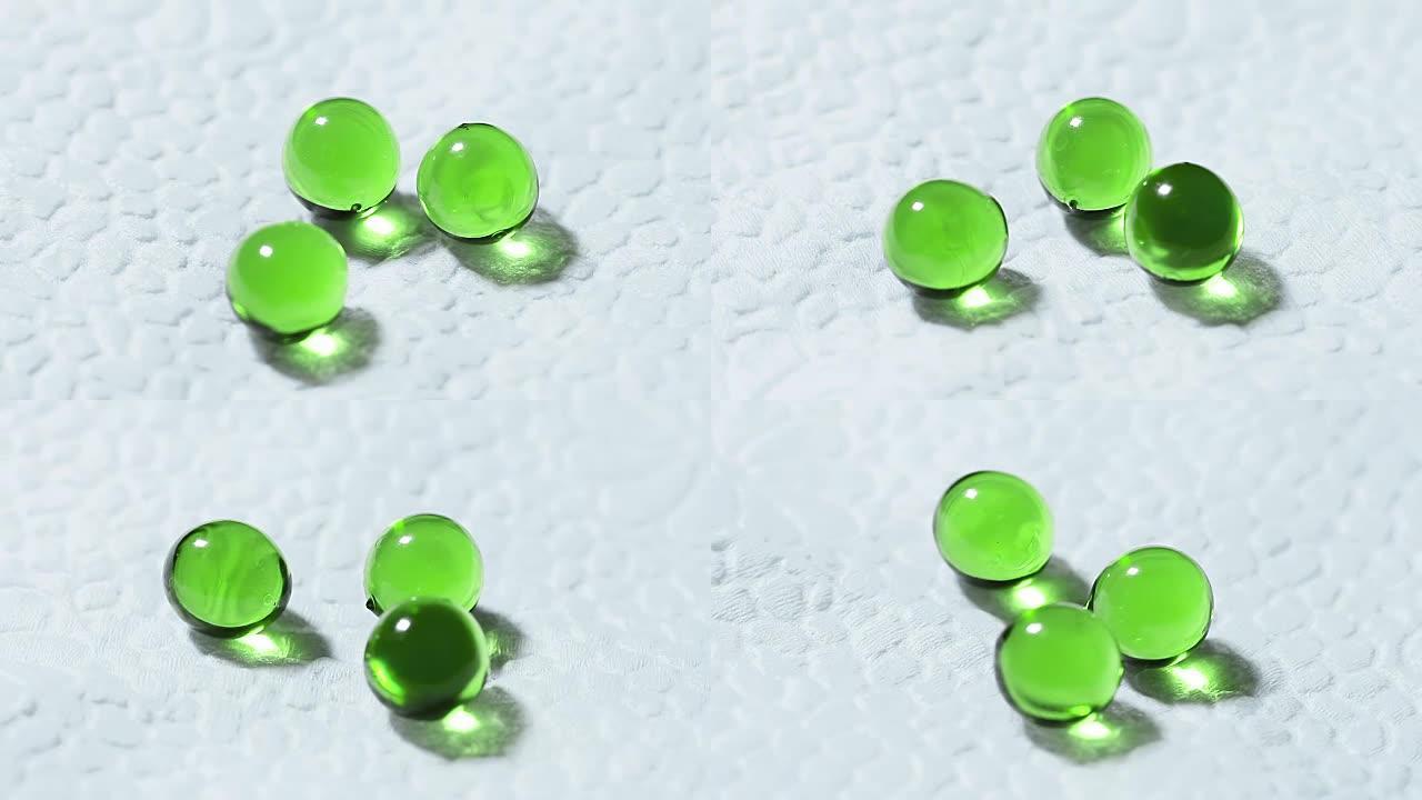 三个绿色透明平板电脑在白色背景上旋转
