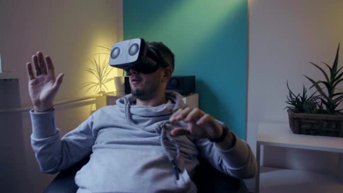 穿着懒人包的男人在家里穿上虚拟现实享受虚拟现实谷歌