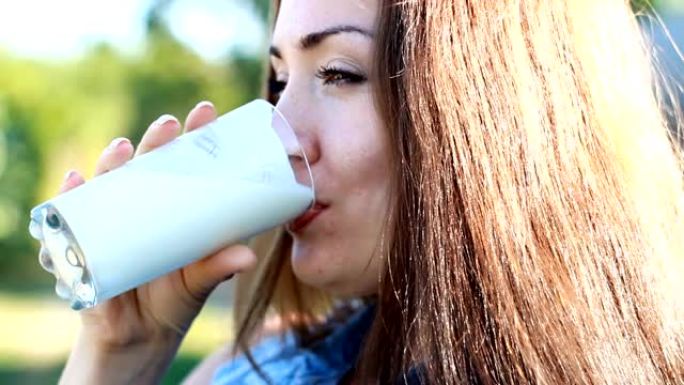 女人喝牛奶饮料-牛奶，开菲尔，酸奶。