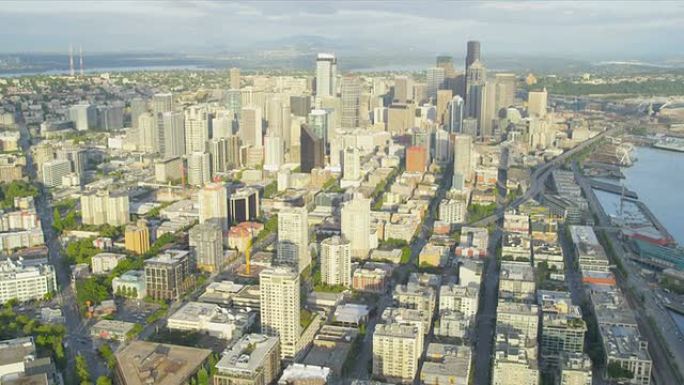 美国西雅图市中心派克广场市场的空中海岸景观