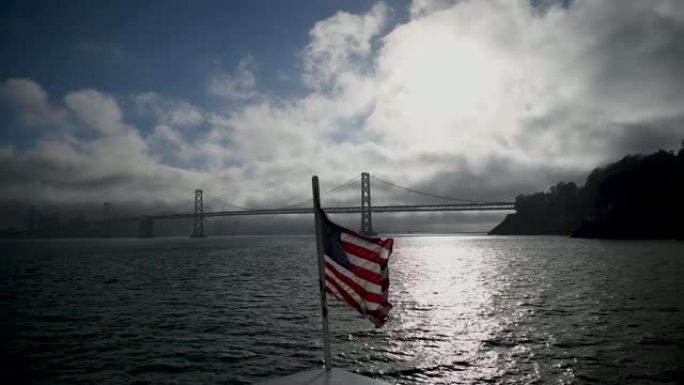 旧金山湾船上飘扬的美国国旗