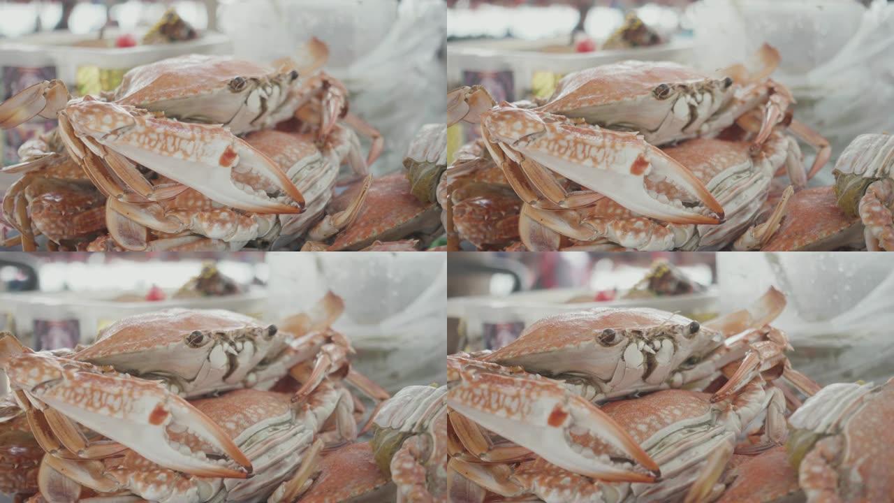 泰国邦西恩海滩的蒸螃蟹街头食品。