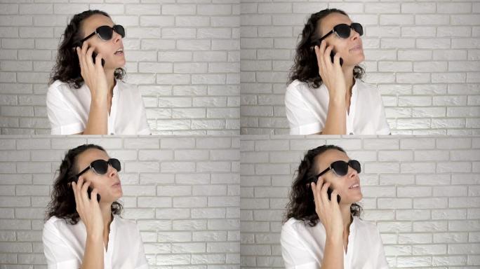 戴着针孔眼镜的女人在智能手机上聊天。